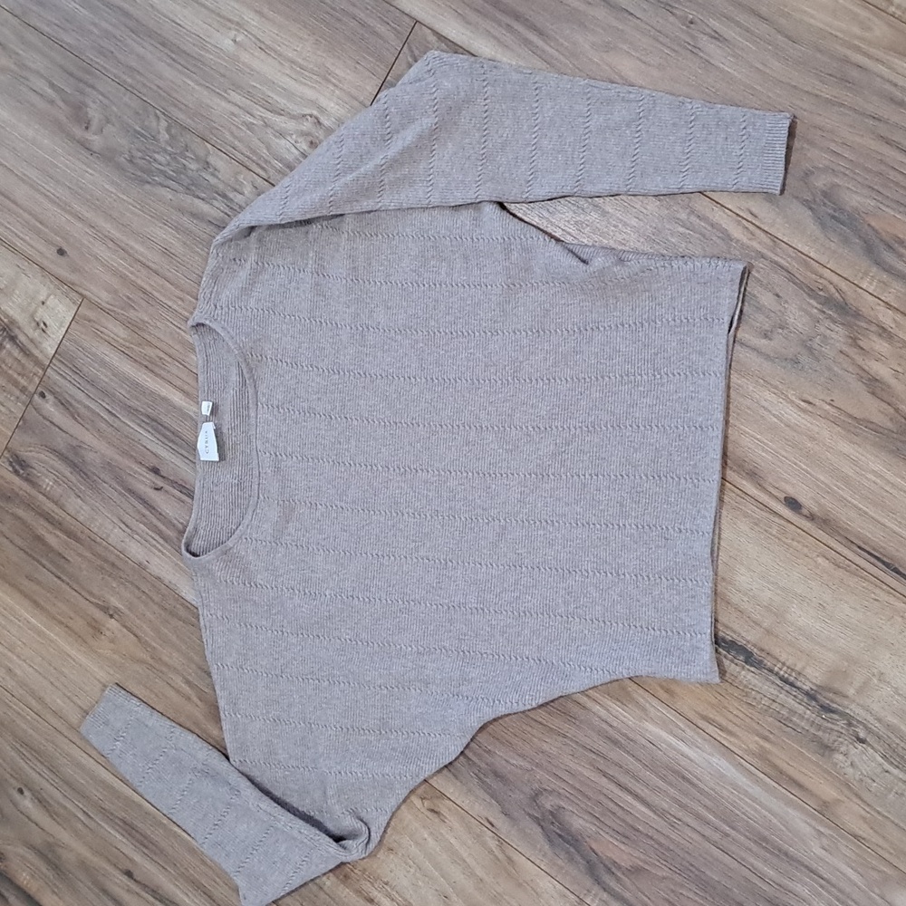 Fitted waist sweater with loose arms